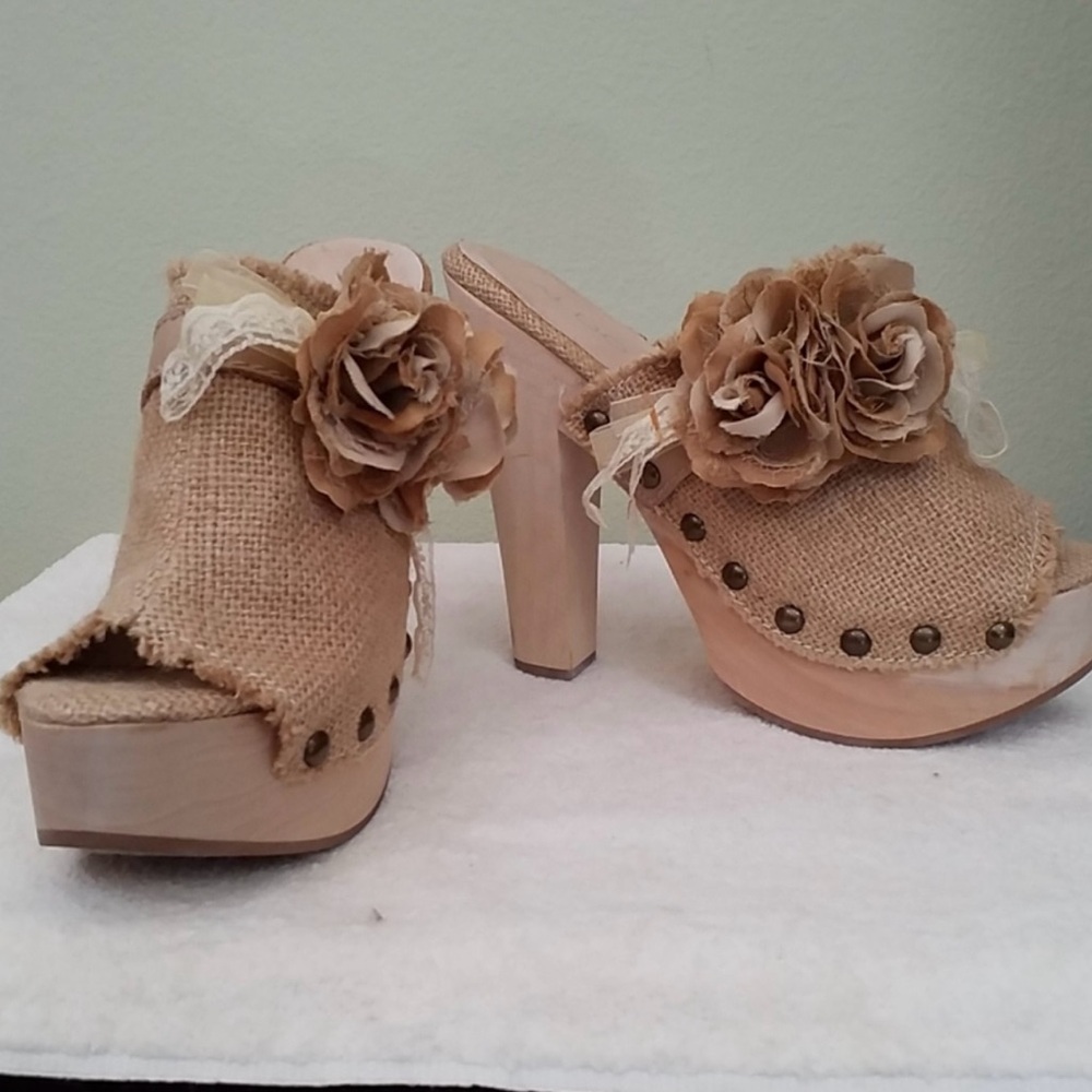 Aldo 4in heel vintage Aldo shoes in size 8 have a very and rustic chic design.